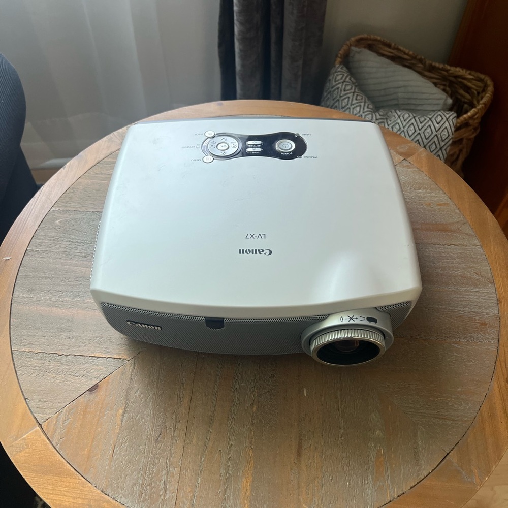 Canon LV-X7 XGA 1024x768 LCD Multi Media Projector 1500 Lumens